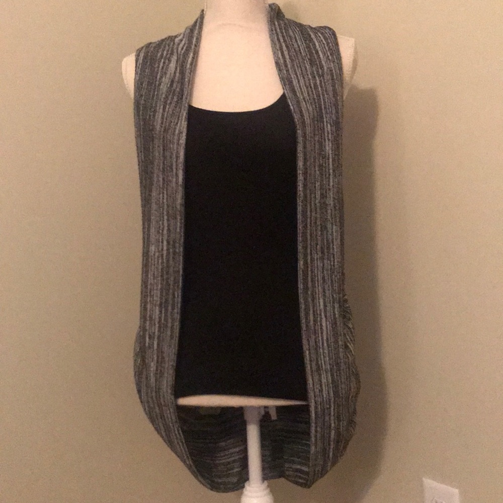 Sleeveless dark and light grey open cardigan